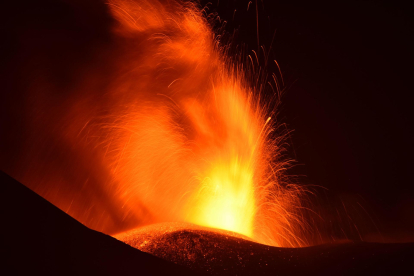 Erupción del volcán Etna, en Italia. EFE/EPA/ORIETTA SCARDINO