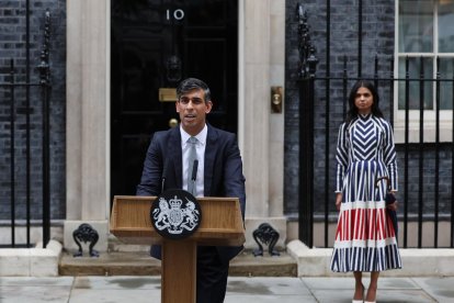 El primer ministro británico, Rishi Sunak, acompañado por su mujer, Akshata Murty. EFE/EPA/ANDY RAIN