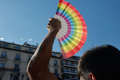 Asistentes al pregón de las Fiestas del Orgullo LGTBIQ+, este miércoles en Madrid. EFE/ J.P.Gandul