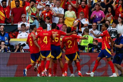 La Selección Española celebra su primer tanto ante Alemania.