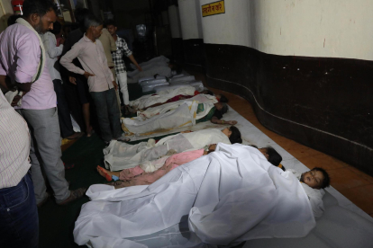 Algunas de las víctimas de la estampida del pasado martes en un evento religioso en Hathras, Uttar Pradesh (India). EFE/ Harish Tyagi