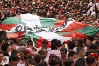 Ambiente en la plaza del ayuntamiento de Pamplona momentos antes del chupinazo que da comienzo a las fiestas de San Fermín, este sábado. EFE/ Villar López