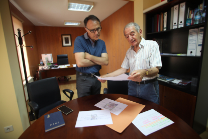 El alcalde de Cabañas Raras y Aqulino Guerra, que está haciendo un árbol genealógico, repasan documentación con información sobre la familia de Roy Liu.
