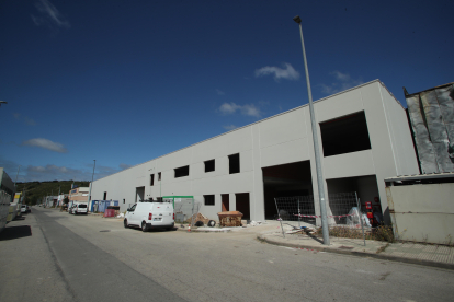 La nueva fábrica de Embutidos Santa Cruz ocupa la misma parcela que la que se quemó en el polígono industrial de Bembibre.