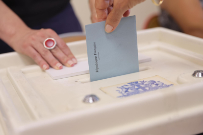 Una persona vota en la segunda vuelta de las elecciones parlamentarias francesas en un colegio electoral en Marsella, sur de Francia. EFE/EPA/TERESA SUÁREZ