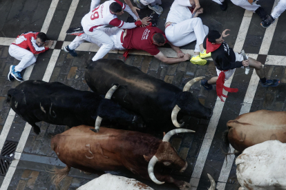 - Los toros arrollan a varios corredores en el primer encierro de los Sanfermines en el Día de San Fermín, copatrón de Pamplona, ciudad que celebra los Sanfermines, Fiesta de Interés Turístico Internacional, hasta el próximo 14 de julio.EFE/ Jesús Diges