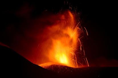Erupción del volcán Etna vista desde cerca de Fornazzo, isla de Sicilia, Italia, durante la noche del 4 al 5 de julio de 2024. EFE/ORIETTA SCARDINO