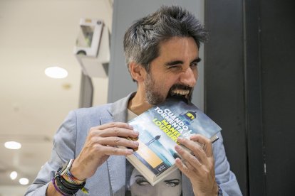 El escritor Manel Loureiro, ganador del Premio Fernando Lara 2024 por su novela 'Cuando la tormenta pase', ha asegurado que "la suerte existe y es real, pero somos dueños y esclavos de nuestros propios actos" en una entrevista con EFE . EFE/ Javier Cebollada