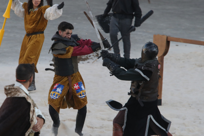Combatientes en las justas medievales de la Noche Templaria de Ponferrada.