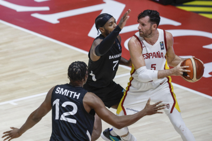 El alero de España Rudy Fernández (d) con el balón ante los jugadores de Bahamas, Kentwan Smith (i) y Buddy Hield (c), durante la final del preolímpico que España y Bahamas disputan este domingo en Valencia. EFE/Kai Forsterling