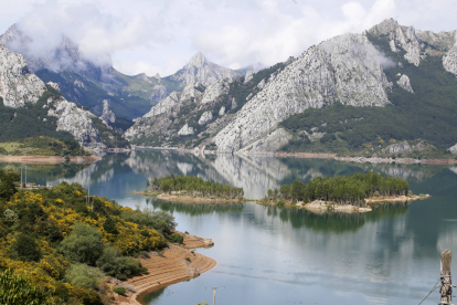 El embalse de Riaño, puerta de entrada a los Picos de Europa.