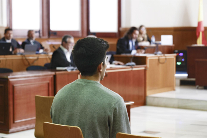 Imagen de archivo de la Audiencia de Barcelona del juicio a Brian R.C.M, acusado de la brutal violación de una menor de 16 años en Igualada (Barcelona) . EFE/POOL/Quique Garcia
