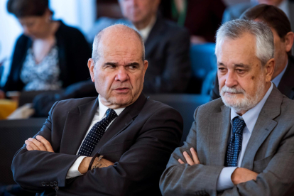 Imagen de archivo de los expresidentes socialistas Manuel Chaves (i) y José Antonio Griñán (d), en 2018 durante el juicio de la pieza política del caso ERE. EFE/Raúl Caro