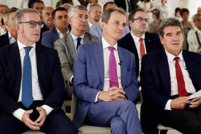 El ministro Escrivá, Pedro Duque y Javier Vega, presidente de la Cámara de Comercio de León