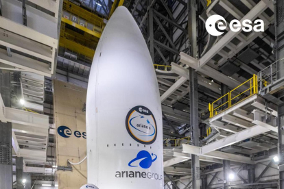 El director general de la Agencia Espacial Europea (ESA), Josef Aschbacher, junto al nuevo cohete europeo Ariane 6. Fotografía facilitada por la ESA. EFE