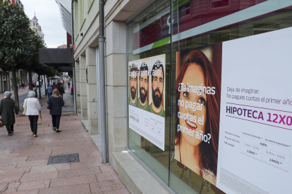 Imagen de archivo de una entidad bancaria en el centro de Oviedo. EFE/J.L. Cereijido