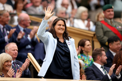 La ex campeona de Wimbledon, Conchita Martínez, de España, saluda antes de tomar asiento en la cancha central antes del inicio del partido en el Campeonato de Wimbledon, Gran Bretaña. EFE/EPA/ADAM VAUGHAN