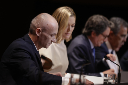 ARTEIXO (A CORUÑA), 09/07/24.- La presidenta de Inditex, Marta Ortega (c), acompañada por el consejero delegado de la multinacional, Óscar García Maceiras (i), durante la Junta General de Accionistas que la cadena textil ha celebrado este martes en el concello coruñés de Arteixo. EFE/Cabalar