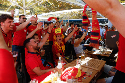 Afición española en Alemania antes del encuentro de semifinales.