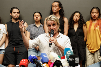 El compositor y productor teatral español Nacho Cano ofrece una rueda de prensa tras quedar en libertad provisional este martes después de declarar ante la Policía por la supuesta contratación ilegal de inmigrantes para el espectáculo musical 'Malinche', que se representa en Madrid. EFE/Mariscal