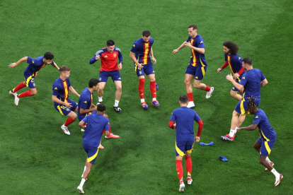 La Selección Española calienta antes del partido ante Francia.