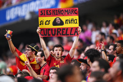La pancarta de un aficionado español a Cucurella.