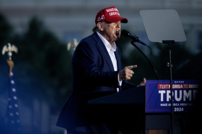 El expresidente de EE.UU. Donald Trump pronuncia un discurso durante un evento de campaña en el resort Trump National Doral Miami en Doral, Florida, EE.UU., el 9 de julio de 2024. EFE/EPA/Cristóbal Herrerera-Ulashkevich