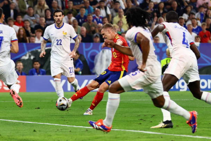Dani Olmo en el momento de chutar ante la portería de Francia. Una acción que supuso el 2-1 para la selección española. SINGER