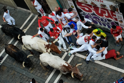 Los toros de la ganadería de Fuente Ymbro a su paso por la calle de la Estafeta en el cuarto encierro de los Sanfermines este miércoles en Pamplona. EFE/Ainhoa Tejerina