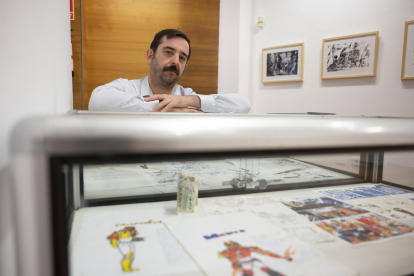 El dibujante Álvaro Martínez Bueno posa durante una entrevista con EFE en Torrelavega, Cantabria. EFE/Pedro Puente Hoyos