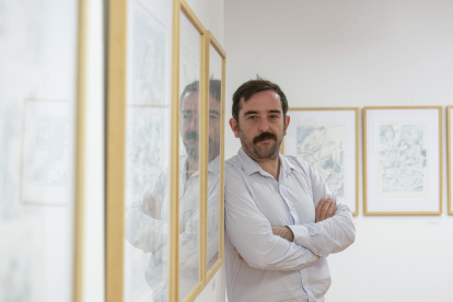 El dibujante Álvaro Martínez Bueno posa durante una entrevista con EFE en Torrelavega, Cantabria. EFE/Pedro Puente Hoyos