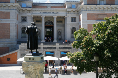 Monumento a Francisco de Goya en la calle de Felipe IV, frente al Museo del Prado. EFE/Isabel Jinpeng