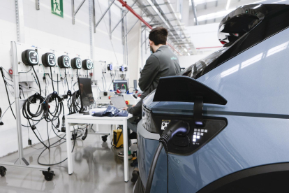 Imagen de archivo de un trabajador en una fábrica dedicada al diseño y fabricación de cargadores para coches eléctricos. EFE/Quique García