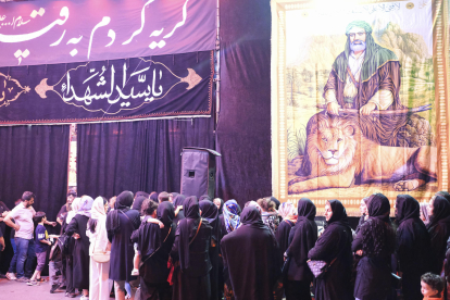 Decenas de mujeres asisten a una ceremonia de luto del tercer imán de los chiíes, Husein, en el norte de Teherán. EFE/Aydin Shayegan