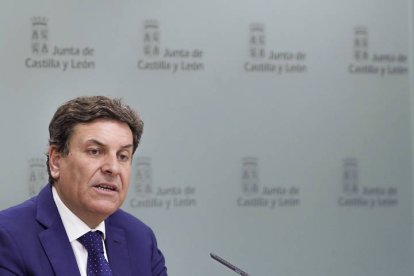 El consejero de Economía y Hacienda y portavoz, Carlos Fernández Carriedo, comparece en rueda de prensa posterior al Consejo de Gobierno de la Junta de Castilla y León.