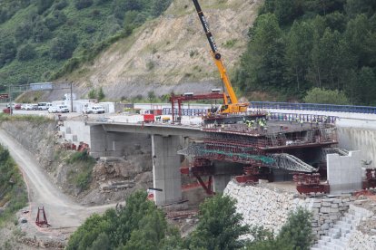 Las obras de construcción del nuevo viaducto, que se espera que reabra a finales de año.