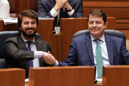 Imagen de archivo del presidente de la Junta de Castilla y León, Alfonso Fernández Mañueco (d), con el vicepresidente Juan García-Gallardo (i) en la aprobación de la Ley de Presupuestos para 2024 y la Ley de Medidas Tributarias, en el parlamento regional. EFE/Nacho Gallego