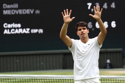 El español Carlos Alcaraz ocelebra su triunfo sobre el ruso Daniil Medvedev, en las semifinales de Wimbledon, lo que le permetirá el domingo defender el título logrado el pasado año. (Tenis, Rusia, España, Reino Unido) EFE/EPA/ADAM VAUGHAN EDITORIAL USE ONLY