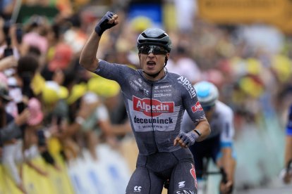 El corredor belga Jasper Philipsen (Alpecin-Deceuninck), se impone al esprint en la 13a etapa del Tour de Francia 2024, de 165 km, entre Agen y Pau. (Ciclismo, Francia) EFE/EPA/GUILLAUME HORCAJUELO