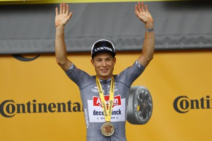 El ciclista belga Jasper Philipsen, del Alpecin - Deceuninck, celebra en el podio tras ganar la 13ª etapa del Tour de Francia 2024, de 165 kilómetros desde Agen hasta Pau, Francia, el 12 de julio de 2024. (Ciclismo, Francia) EFE/EPA/KIM LUDBROOK