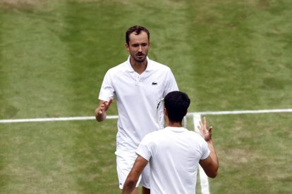Wimbledon (Reino Unido), 12/07/2024.- El tenista español Carlos Alcaraz, saluda, después de lograr el pase a la final del torneo de Wimbledon -en el que defiende título- al ruso Daniil Medvedev, al que derrotó en la semifinal EFE/EPA/TOLGA AKMEN EDITORIAL USE ONLY