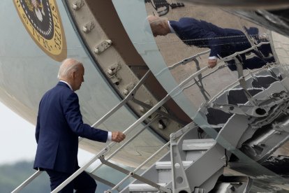 El presidente estadounidense, Joe Biden, aborda el Air Force One en la base conjunta Andrews, Maryland, EE. UU., el 12 de julio de 2024, para viajar a un evento de campaña en Detroit, Michigan. EFE/EPA/Michael Reynolds