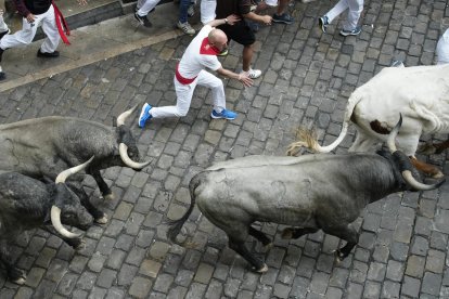 Los mozos son perseguidos por los toros de la ganadería abulense de José Escolar Gil durante el séptimo encierro de los Sanfermines 2024 este sábado en Pamplona. EFE/Ainhoa Tejerina