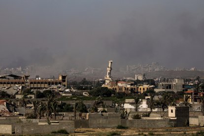 El humo se eleva mientras el Ejército israelí continúa su operación en la ciudad de Gaza, el 11 de julio de 2024 (publicado el 12 de julio de 2024). EFE/EPA/MOHAMMED SABER