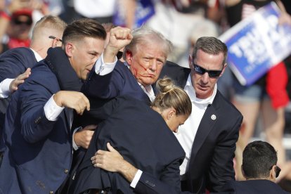 El expresidente estadounidense Donald Trump es sacado del escenario por el Servicio Secreto tras un incidente durante un mitin de campaña este sábado, en el Butler Farm Show Inc. en Butler, Pensilvania (Estados Unidos). EFE/EPA/DAVID MAXWELL