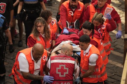 Uno de los mozos heridos es evacuado tras el último encierro de los Sanfermines 2024, este domingo, en Pamplona. EFE/Sergio Martín