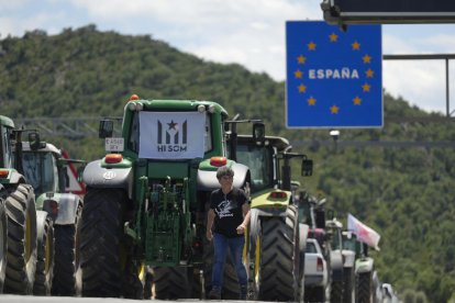 Imagen de archivo de la autopista AP-7 en La Jonquera (Girona) cuando fue cerrada al tráfico en dirección a Francia por las protestas de agricultores españoles y de aquel país. EFE/David Borrat