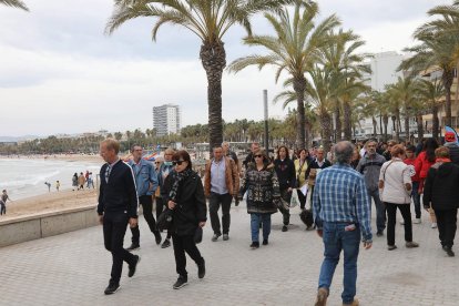 Imagen de archivo con numerosas personas caminando por el Paseo de Colón junto a la playa de Levante de Salou.EFE/Jaume Sellart