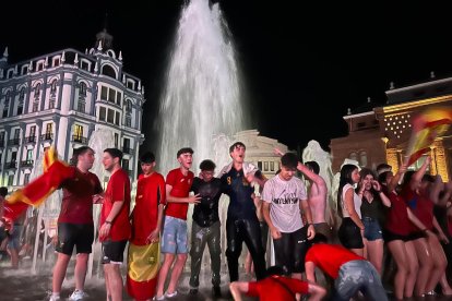 Los aficionados bañándose en la fuente de Santo Domingo.