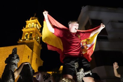 La afición de Ponferrada celebra el triunfo de la selección española de fútbol en la Eurocopa